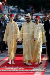 Image du Maroc Professionnelle de  SM Le roi Mohammed VI, accompagné par le prince héritier, Moulay Hassan ainsi que de son frère, le prince Moulay Rachid, à droite, passe en revue la garde royale à son arrivée à la séance d'ouverture du Parlement marocain à Rabat, le vendredi 12 octobre 2018. (Photo / Abdeljalil Bounhar)

